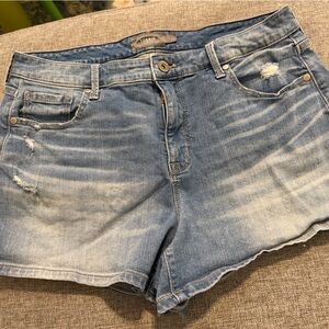 Torrid Light Wash Distressed Women's Denim Shorts VGUC size 12 Mid Rise